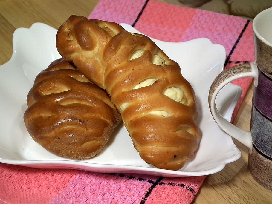 skål brød, hvid, keramisk, skål, brød, bagning, rulle, boller, morgenmad, indsætte produkter, konfekture, dessert, mad, ernæring, appetitvækker, ovn, bage, muffin, småkager, lækker, sød, duftende, hytteost, køkken, fad, bolle, ostemasse kage, tvorožnik, mad og drikke, friskhed, klar til at spise, bord, stilleben, indendørs, plade, tæt på, ingen mennesker, portionsstørrelse, høj vinkel visning, bagt, overbærenhed, usund spisning, sødt mad, spise redskaber, snack, fristelse, fransk mad, 1080P