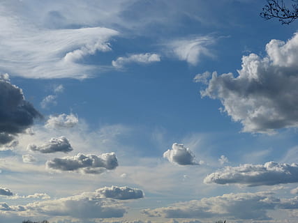 cielo appannato, nube, natura, umore, bellissimo, cielo, nuvole scure, nubi cumuliformi, nuvolosità, vista, modulo, nuvola - cielo, bellezza nella natura, la tranquillità, Inquadratura dal basso, scenics - natura, nessuno, scena tranquilla, giorno, idilliaco, blu, all'aperto, luce del sole, Colore bianco, sfondi, Cloudscape, ambiente, scena non urbana, meteorologia, wispy, 4K, CC0, dominio pubblico, privo di copyright