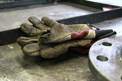 guanti, mozzo della ruota, vecchio, guanti da lavoro, lavoro, protezione, sporco, lavoratori, strumento, saldare, rotto, guanto, laboratorio, avvicinamento, in casa, nessuno, arte e artigianato, strumento di lavoro, natura morta, concentrarsi sulle conoscenze acquisite, metallo, piccola impresa, strumento a mano, legno - materiale, tavolo, martello, preparazione, giorno, semplicità, spada, 2K, CC0, dominio pubblico, privo di copyright
