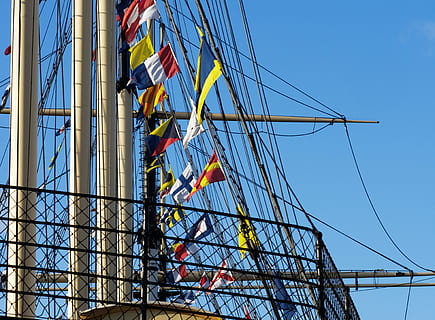 rigning, skib, sejlads, ss Great Britain, mast, flag, signal, svøb, Bliv, gård, marine, beholder, båd, udstyr, riggen, maritim, flåde-, damp, bristol, international kode, nautiske, flagdug, blå, himmel, arkitektur, lav vinkel visning, arbejder, transportmidler, en person, dag, udendørs, natur, beskæftigelse, bygget struktur, industri, skyfri himmel, transportform, byggeplads, reflekterende tøj, sikkerhed, reb, sejlbåd, 4K, CC0, offentligt domæne, royaltyfrie