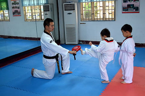 homme, portant, Karaté Gi Enseignant Enfant, donner un coup, à l'intérieur, salle d'entrainement, martial, arts, classe, train, entraînement, karaté, kung fu, taekwondo, apprendre, santé et médecine, toute la longueur, médecin, femmes, les femelles, Occupation, adulte, enfance, Vrais gens, enfant, éducation, Vêtements, personnes, jeune adulte, groupe de personnes, Hommes, blouse de laboratoire, garçons, filles, se soucier, travailleur de la santé, 1080P, CC0, domaine public, libre de droits