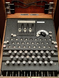 machine à écrire grise, énigme, cryptage, cryptologique, armée, musée, Etats-Unis, code, secret, La technologie, à l'intérieur, personne, vue grand angle, fermer, style rétro, nombre, bois - matériau, dans une rangée, modèle, culture artistique et divertissement, le passé, la communication, plein cadre, antique, l'histoire, équipement, contrôle, métal, équipement électrique, 4K, CC0, domaine public, libre de droits