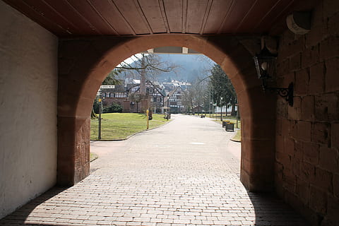 Kloster, Eingang, Tor, historisch, Rundbogen, Bogen, gebaute Struktur, die Architektur, der Weg nach vorn, Brücke - künstliche Struktur, drinnen, Richtung, Baum, keine Leute, Fußweg, Pflanze, leeren, Natur, Tag, abnehmende Perspektive, Straße, Kopfsteinpflaster, Park, draußen, Führung, Abwesenheit, Pflasterstein, architektonische Säule, lange, Gasse, 4K, CC0, gemeinfrei, lizenzfrei