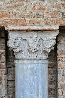 capitello, textura, pintura, paret, marbre, maons, antic, pedra, edifici, guix, historiador, gòtic, monument, arquitectura, material de pedra, columna arquitectònica, estructura construïda, art i artesania, funció de construcció de parets, cap gent, artesania, maó, història, el passat, talla - producte artesanal, paret de maó, dia, primer pla, creativitat, exterior de l'edifici, vell, a l'aire lliure, escultura, deteriorament, talla, civilització antiga, 4K, CC0, domini públic, lliure de regalies