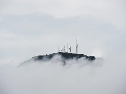 torres de ràdio, superior, muntanya envoltada de núvols, Brasil, gris, torres de metall, muntanya, durant el dia, torre de senyal, antena, cim de muntanya, boira, núvol, part superior de la muntanya, torre de comunicació, ennuvolat, naturalesa, Pol · lució, indústria, fum - estructura física, medi ambient, núvol - cel, cel, generació de combustible i energia, tecnologia, vent, poder, torre, a l'aire lliure, dia, cap gent, comunicació, difusió, estructura construïda, arquitectura, còpia espai, comunicacions globals, connexió, satèl·lit, antena parabòlica, rebre, ona de ràdio, 4K, CC0, domini públic, lliure de regalies