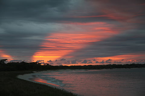 tenia, tramonto, sera, giù, raggi solari, buio, piovoso, drammatico, cielo, nuvola - cielo, acqua, bellezza nella natura, scenics - natura, la tranquillità, scena tranquilla, cielo drammatico, colore arancione, natura, nessuno, mare, idilliaco, nuvoloso, scena non urbana, tempesta, nuvola temporalesca, all'aperto, cielo romantico, 5K, CC0, dominio pubblico, privo di copyright