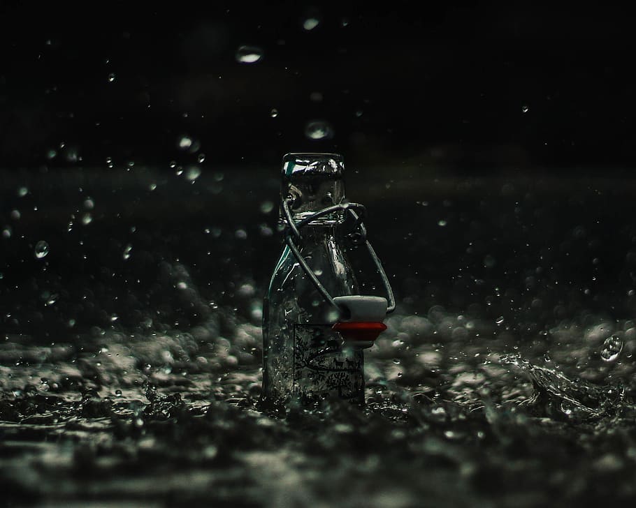 foto, clar, ampolla de vidre, pluja, aigua, ampolla, splash, bassal, esquitxades d'aigua, tirar, líquid, primer pla, humit, bebent aigua, cantimplora, nit, cap gent, beure, contenidor, refresc, enfocament selectiu, vidre - material, esquitxades, menjar i beguda, naturalesa, frescor, centrar-se en primer pla, alcohol, moviment, transparent, vidre, fons negre, gota de pluja, nivell superficial, 2K