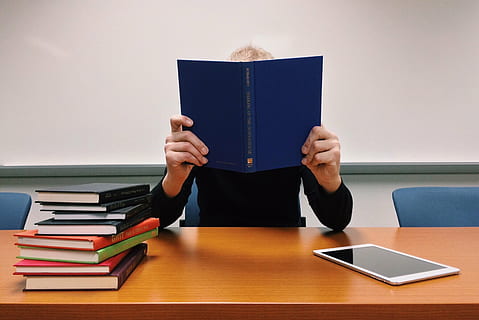 person, bedrift, blå, Bestil, hælder, Brun, træ-, skrivebord, Læs, lære, skole, studerende, uddannelse, viden, undersøgelse, trådløs teknologi, indendørs, teknologi, kontor, en person, meddelelse, læring, bord, offentliggørelse, læsning, aktivitet, uigenkendelig person, voksen, stak, papir, møbel, herrer, skjult ansigt, dokument, studere, lærebog, indbundet bog, 2K, CC0, offentligt domæne, royaltyfrie
