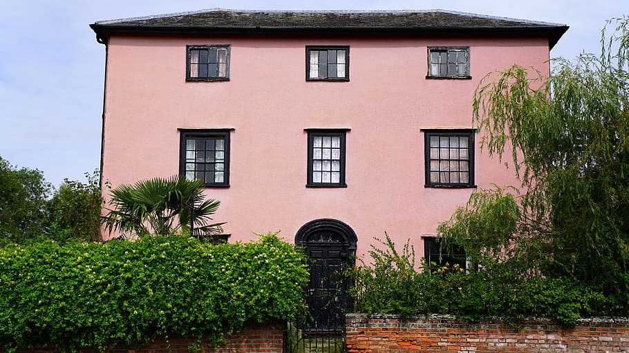 edifici, maons, paret, arbres, arquitectura, disseny, porta, habitatge, anglès, entrada, exterior, façana, família, frontal, finestres de vidre, herba, verd, cobertura, casa, exterior de casa, a l'aire lliure, rosa, plantes, propietat, residència, residencial, sostre, viatjar, urbà, imatges de domini públic, exterior de l'edifici, estructura construïda, planta, finestra, barri residencial, arbre, cap gent, dia, naturalesa, ciutat, creixement, funció de construcció de parets, color verd, heura, apartament, 5K