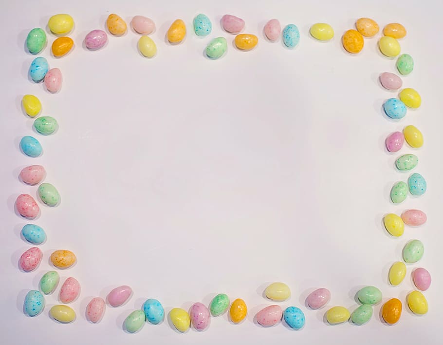 foto, groc, blau, verd, pedres precioses, Pasqua, frontera, marc, gometes, caramels, pastels, primavera, festa, disseny, colorit, blanc, espai, decoratiu, multicolor, gran grup d'objectes, directament a sobre, tir de l'estudi, cap gent, menjar dolç, a l'interior, variació, menjar i beguda, elecció, dolç, menjar, fons blanc, còpia espai, vista d’angle alt, abundància, celebració, forma, 4K