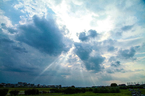„sunrays“ nuotrauka, juoda, debesys, saulės spinduliai, nuotrauka, šviesa, šviesti, dangus, lauke, vaizdingas, ramus, stratosfera, atmosfera, aukštas, oras, meteorologija, „cloudscape“, vaizdas, aplinką, pobūdį, debesis - dangus, grožis gamtoje, ramioje scenoje, ramybė, vaizdai - gamta, nėra žmonių, architektūra, kraštovaizdį, dieną, augalų, pastatyta struktūra, medis, pastato išorė, žemės, grėsmingas, 5K, CC0, Viešasis domenas, nemokamai