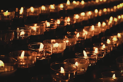 tændte, tealight stearinlys indehavere, meget stearinlys, glasbeholdere, lys, flamme, række, linje, fyrfadslys, kirke, ild, brænding, religion, belyst, brand - naturligt fænomen, i en række, te lys, spiritualitet, tro, indendørs, varme - temperatur, sted for tilbedelse, ingen mennesker, glødende, stor gruppe af objekter, arrangement, glas, bestille, 5K, CC0, offentligt domæne, royaltyfrie