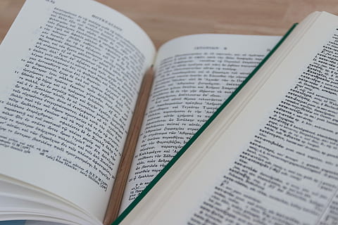 matita, dentro, ha aperto, libro, pagina, carta, documento, foca, letteratura, formazione scolastica, saggezza, pressione, biblioteca, traduzione, greco, conoscere, Aperto, antiquariat, pubblicazione, testo, in casa, comunicazione, avvicinamento, nessuno, vista dall'alto, natura morta, sceneggiatura occidentale, manuale, apprendimento, messa a fuoco selettiva, studiando, libro con copertina rigida, 4K, CC0, dominio pubblico, privo di copyright