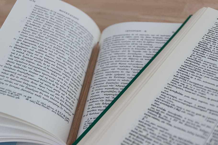 llapis, endins, obert, llibre, pàgina, paper, document, segell, literatura, educació, saviesa, pressió, biblioteca, traducció, grec, saber, antiquariat, publicació, text, a l'interior, comunicació, primer pla, cap gent, vista d’angle alt, natura morta, guió occidental, llibre de text, aprenentatge, enfocament selectiu, estudiar, llibre de tapa dura, 4K