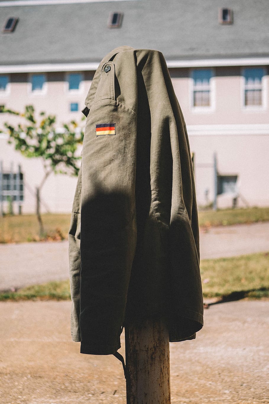 grigio, giacca abbottonata, Marrone, cremagliera, giacca marrone, cappotto, giacca, esercito, bandiera, Germania, architettura, concentrarsi sulle conoscenze acquisite, capi di abbigliamento, struttura costruita, esterno dell'edificio, giorno, sospeso, avvicinamento, costruzione, nessuno, all'aperto, natura, Casa, tessile, città, essiccazione, 4K