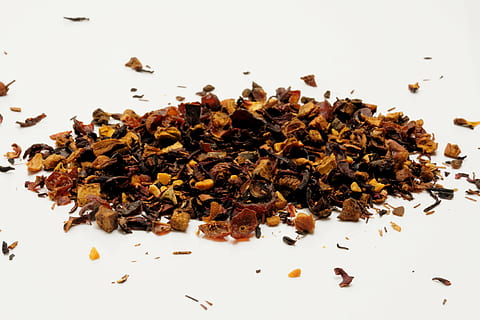 braune Samenpartie, Teezeit, Getränk, Geschirr, heisses Getränk, Früchtetee, Teemischung, mischen, braun, Haufen, Lebensmittel, trocken, Nahansicht, weißer Hintergrund, Essen und Trinken, drinnen, Studioaufnahme, keine Leute, würzen, Frische, Stillleben, getrocknetes Essen, Natur, Samen, High Angle View, Pflanze, Wohlbefinden, große gruppe von gegenständen, Zutat, Tee, getrocknet, 2K, CC0, gemeinfrei, lizenzfrei