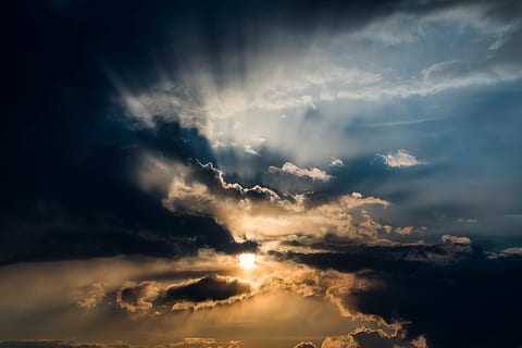 aèria, tir, cel, durant el dia, sol, posta de sol, raig de sol, núvols foscos, contrail, abendstimmung, Sol ponent, resplendor, cel de la nit, núvols, il·luminació, atmosfèric, naturalesa, formen núvols, lichtspiel, cel dramàtic, núvols dramàtics, núvol, coberta de núvols, humor, núvol - cel, cloudscape, temps, escenics, bellesa a la natura, escena tranquil·la, tempesta, escenics - natura, tranquil·litat, cap gent, vista d’angle baix, llum solar, idíl·lic, a l'aire lliure, fons, núvol de tempesta, fosc, brillant, meteorologia, ominós, 5K, CC0, domini públic, lliure de regalies