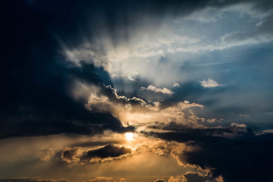 aèria, tir, cel, durant el dia, sol, posta de sol, raig de sol, núvols foscos, contrail, abendstimmung, Sol ponent, resplendor, cel de la nit, núvols, il·luminació, atmosfèric, naturalesa, formen núvols, lichtspiel, cel dramàtic, núvols dramàtics, núvol, coberta de núvols, humor, núvol - cel, cloudscape, temps, escenics, bellesa a la natura, escena tranquil·la, tempesta, escenics - natura, tranquil·litat, cap gent, vista d’angle baix, llum solar, idíl·lic, a l'aire lliure, fons, núvol de tempesta, fosc, brillant, meteorologia, ominós, 5K