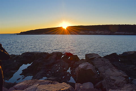 posta de sol, roques, aigua, pins, maine, naturalesa, paisatge, cel, blau, Costa, línia de costa, escènic, vespre, a l'aire lliure, rocós, salvatge, llum solar, natural, parc, Riba, oceà, fosc, color, bellesa a la natura, escena tranquil·la, tranquil·litat, escenics - natura, rock, sol, sòlid, llac, rock - object, escena no urbana, idíl·lic, muntanya, cap gent, flare de la lent, 4K, CC0, domini públic, lliure de regalies