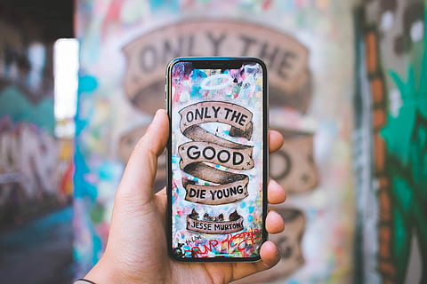 juodas Android telefonas, asmuo, ūkyje, sidabro iphone x, Gerai, mirti, jauni, nuotrauka, technologijos, grafiti, citata, „iPhone“, vaizdą, kamera, ranka, laikykite, ištirti, iphone x, grafiti alėja, miesto, gatvė, tipografija, pradžios, Kanada, Ontarijas, Toronto, obuolys, žmogaus ranka, žmogaus kūno dalis, vienas asmuo, komunikacijos, Iš arti, sutelkti dėmesį į naujas žinias, tekstą, suaugusiųjų, dieną, Maistas ir gėrimai, lauke, kelių spalvų, ženklas, miestas, tapyti, 5K, CC0, Viešasis domenas, nemokamai