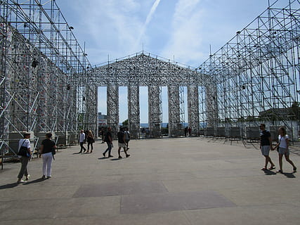 documenta, documenta14, Kassel, exposició, exhibició d'art, Alemanya, obra d'art, hesse, arquitectura, grup de persones, cel, estructura construïda, multitud, exterior de l'edifici, gran grup de persones, persones reals, homes, destinacions de viatge, turisme, dones, naturalesa, viatjar, adult, ciutat, dia, estils de vida, núvol - cel, a l'aire lliure, visita, 5K, CC0, domini públic, lliure de regalies