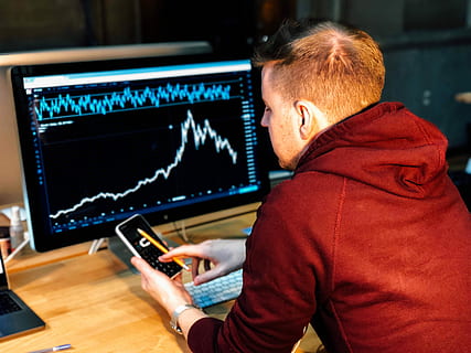 Mann, holding, svart, smarttelefon, flat, skjerm, følge, front, sitter, foran, datamaskin, teknologi, trådløs teknologi, menn, hanner, kommunikasjon, forbindelse, innendørs, virksomhet, voksen, data utstyr, dataskjerm, én person, konsentrasjon, sidevisning, bord, okkupasjon, arbeider, fra livet opp, LCD-skjerm, tastatur, 4K, CC0, offentlig domene, opphavsrett gratis