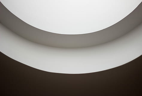 lav, vinkelfotografi, gesims, uten navn, arkitektur, arkitektonisk, tak, interiør, design, minimal, linje, lys, kurve, linjer, mønster, tekstur, gradient, naturlig lys, minimal arkitektur, innendørs, ingen folk, rekkverk, kopiere plass, trapper og trapper, bygget struktur, trapp, hvit farge, enkelhet, grå, studio skudd, fravær, geometrisk form, lav vinkel visning, veggbyggingsfunksjon, form, 4K, CC0, offentlig domene, opphavsrett gratis