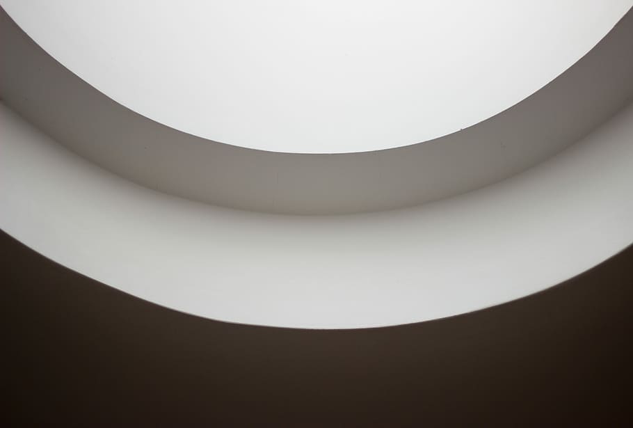 Basso, fotografia ad angolo, cornice, Senza titolo, architettura, architettonico, soffitto, interno, design, minimo, linea, luce, curva, Linee, modello, struttura, pendenza, luce naturale, architettura minimale, in casa, nessuno, ringhiera, copia spazio, gradini e scale, struttura costruita, scala, Colore bianco, semplicità, grigio, girato in studio, assenza, forma geometrica, Inquadratura dal basso, caratteristica della parete, forma, 4K