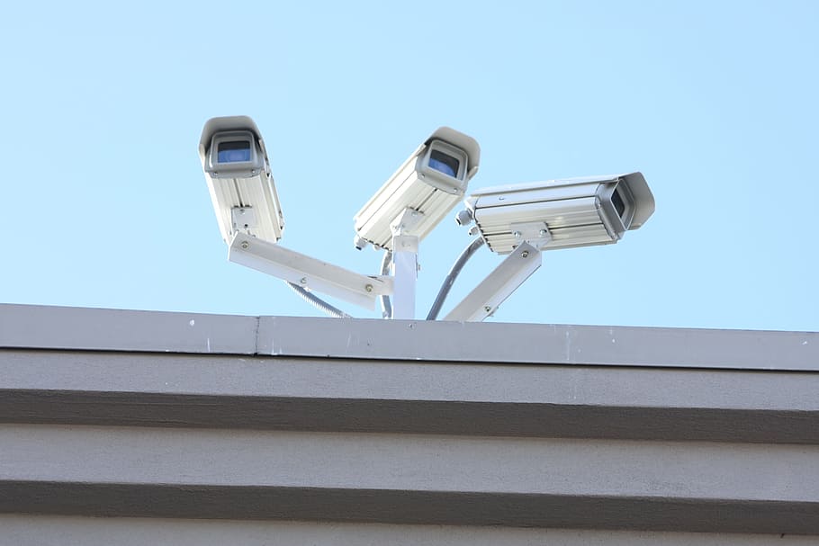 tres, blanc, Càmera de CCTV, vídeo, càmera, càmera de vigilància, seguretat, monitorització, fora, vista d’angle baix, dia, cap gent, a l'aire lliure, cel, vigilància, tecnologia, arquitectura, exterior de l'edifici, estructura construïda, cel clar, càmera de seguretat, blau, naturalesa, metall, llum solar, funció de construcció de parets, control, sistema de seguretat, 4K