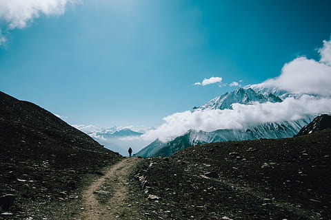 om, mers, Munte, ținut muntos, nori, cer, vârf, creastă, peisaj, natură, vale, vedere, în aer liber, călătorie, oameni, aventură, alpinism, drumeții, trek, cale, varf de munte, zăpadă, scenics, nor - cer, frumusețe în natură, scenice - natura, scenă non-urbană, o scenă liniștită, liniște, zi, mediu inconjurator, nici o persoana, la distanta, temperatura rece, albastru, idilic, iarnă, un munte acoperit de zăpadă, poluare, 5K, CC0, domeniu public, fără drepturi de autor