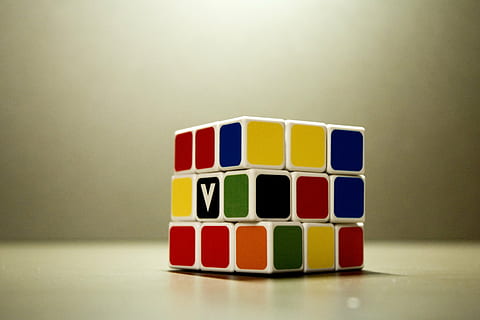 Zauberwürfel, Spiel, Strategie, Würfel, Idee, Gewinner, Herausforderung, mehrfarbig, drinnen, Studioaufnahme, farbiger Hintergrund, Auftrag, keine Leute, grauer Hintergrund, grau, Wahl, Variation, Tabelle, große gruppe von gegenständen, Geometrische Figur, Gelb, Spielzeug, Geschäft, Nahansicht, in einer Reihe, einzelnes Objekt, 2K, CC0, gemeinfrei, lizenzfrei