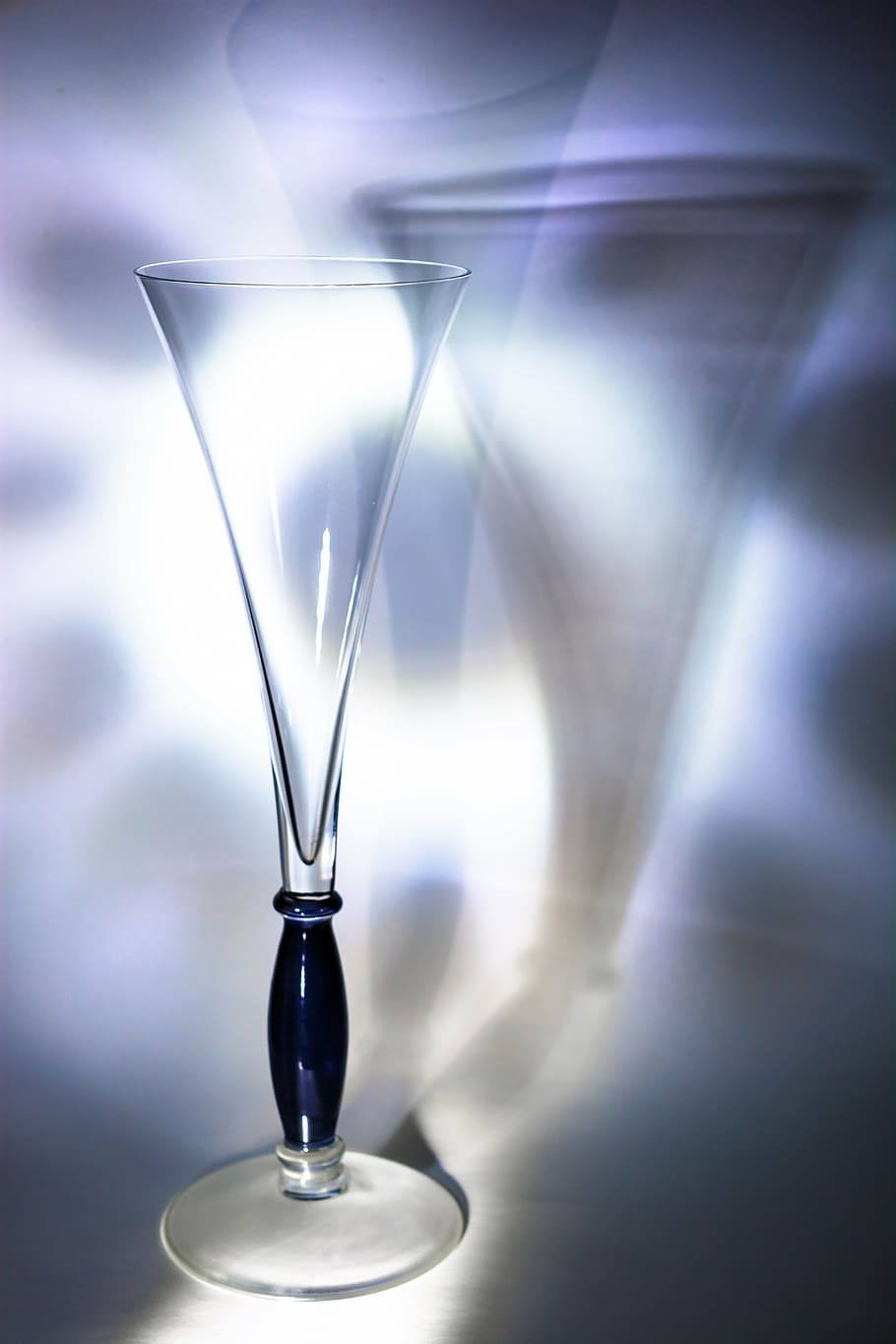 glas, drikkekop, lys, skygge, ingen mennesker, indendørs, belysningsudstyr, tæt på, studio skud, belyst, lys - naturligt fænomen, enkelt objekt, gennemsigtig, drikkeglas, glas - materiale, afspejling, blå, forfriskning, cocktail, husholdningsudstyr, mad og drikke, drikke, 5K