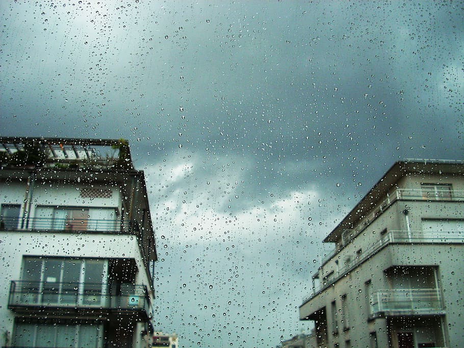 centrat, foto, gotes de pluja de panells de vidre, blanc, casa empapada, pluja, gris, cels, edifici, ciutat, ennuvolat, tempesta, vidre, tirar, humit, bokeh, fred fora, paris, núvol, exterior de l'edifici, arquitectura, cel, estructura construïda, finestra, naturalesa, vidre - material, aigua, cap gent, transparent, temporada de pluges, gota de pluja, monsó, a l'aire lliure, nevar, apartament, 2K