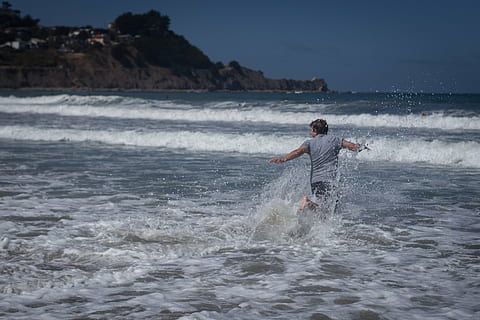 niño, divertido, feliz, corriendo, olas, chapoteo, Oceano, playa, agua, salpicaduras, mojado, mar, movimiento, una persona, estilos de vida, ola, actividad de ocio, frente al mar, gente real, deporte acuático, surf, tierra, paisajes - naturaleza, hombres, belleza en la naturaleza, deporte, al aire libre, poder en la naturaleza, horizonte sobre el agua, 4K, CC0, dominio público, libre de derechos