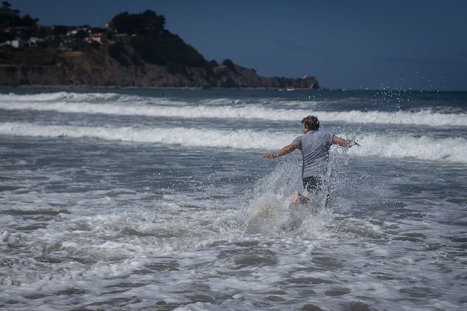 niño, divertido, feliz, corriendo, olas, chapoteo, Oceano, playa, agua, salpicaduras, mojado, mar, movimiento, una persona, estilos de vida, ola, actividad de ocio, frente al mar, gente real, deporte acuático, surf, tierra, paisajes - naturaleza, hombres, belleza en la naturaleza, deporte, al aire libre, poder en la naturaleza, horizonte sobre el agua, 4K