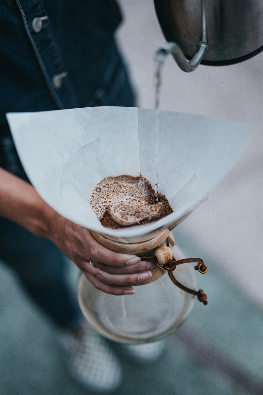 persona, celebració, clar, càntir de vidre, foto, abocament, llançador, colador, cafè, cervesa, filtrar, buidant cafè, abocar, espai, equip, noia, a l'aire lliure, naturalesa, chemex, versàtil, mà humana, mà, menjar i beguda, una persona, persones reals, part del cos humà, frescor, menjar, centrar-se en primer pla, dolç, menjar dolç, postres, primer pla, indulgència, llest per menjar, a l'interior, vista d’angle alt, estils de vida, temptació, dit, 5K