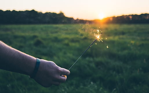 person, holding, Brann, pinne, sparkler, solnedgang, grønt gress, gressfelt, gylden time, natur, utendørs, fiske, sommer, fritidsaktiviteter, mennesker, fritidsaktivitet, menneskelig hånd, hobbyer, fanger, vann, innsjø, himmel, én person, menneskelig kroppsdel, anlegg, hånd, fokusere på forgrunnen, land, felt, ekte folk, sollys, gress, menn, livsstil, lysskjær, menneskelig lem, 2K, CC0, offentlig domene, opphavsrett gratis