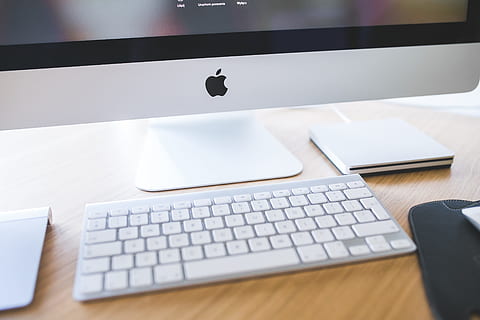 apple imac, -, tæt på, hvid, tastatur, æble, computer, skrivebord, Skærm, imac, teknologi, arbejder, arbejdsområde, bord, trådløs teknologi, computer tastatur, computerudstyr, meddelelse, møbel, forbindelse, indendørs, forretning, bærbar, kontor, ingen mennesker, desktop pc, computerskærm, moderne, selektiv fokusering, 4K, CC0, offentligt domæne, royaltyfrie