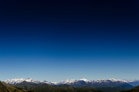 bjergrygge, dækket, sne, landskab, fotografering, bjerg, blå, himmel, highland, natur, udendørs, udsigt, rejse, mørk, kold temperatur, vinter, kopiere plads, scenics, skyfri himmel, scenics - natur, bjergkæde, skønhed i naturen, snedækket bjerg, miljø, bjergtop, ingen mennesker, rolig scene, lyse, over, 4K, CC0, offentligt domæne, royaltyfrie