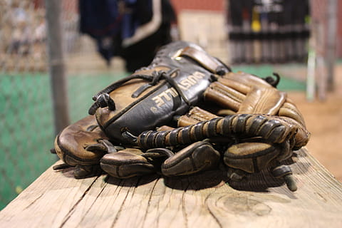 seletivo, fotografia de foco, luva de baseball, Castanho, borda, luvas, beisebol, recuperador, pegar, couro, esporte, Banco, liga, bola, verão, luva, lazer, jogos, softball, ninguém, madeira - material, dia, protecção, arma, focar em primeiro plano, segurança, foco seletivo, ao ar livre, natureza, forças Armadas, militares, grande grupo de objetos, arma de fogo, ainda vida, fechar-se, segurando, 4K, CC0, domínio público, royalty free