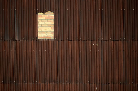 murstens væg, konstruktion, tom, hul, gammel, mønster, rustik, rusten, overflade, struktur, årgang, arkitektur, bølgebryder, jern, baggrunde, metal, ingen mennesker, murbygningsfunktion, Brun, bølgepap, tekstureret, bygget struktur, fuld ramme, bygning, dag, lukket, træ - materiale, sollys, bygning udvendig, 4K