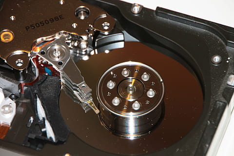Daten, Platte, Fahrt, schwer, hdd, Festplatte, Computer, Datenspeicher, Metall, Spiegel, scsi, Silber-, Lager, Technologie, drinnen, Nahansicht, keine Leute, Verbindung, Kommunikation, High Angle View, Kunst, Kultur und Unterhaltung, glänzend, Stillleben, Studioaufnahme, Ausrüstung, Computerteil, Retro-Stil, Maschinenteil, silberfarben, 4K, CC0, gemeinfrei, lizenzfrei