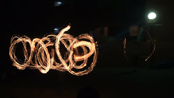 Nacht-, Nachtsicht, Feuer, Flamme, Seoul, daehakro, Feuerwerk, Feuer - natürliches Phänomen, Hitze - Temperatur, Verbrennung, glühend, beleuchtet, Bewegung, Langzeitbelichtung, Bewegungsunschärfe, dunkel, Kreativität, Kommunikation, Feier, Zeichen, Lichtmalerei, Licht - natürliches Phänomen, Lichtspur, Kunst, Kultur und Unterhaltung, Performance, Spinnen, Wunderkerze, draußen, Funken, Feuerwerk - künstliches Objekt, Drahtwolle, schwarzer Hintergrund, Licht, 4K, CC0, gemeinfrei, lizenzfrei