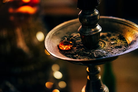 grå krok, sølv hookah, ember, Brann, aske, brenning, oransje, nærbilde, fokusere på forgrunnen, flamme, innendørs, mat og Drikke, varme - temperatur, brann - naturlig fenomen, metall, ingen folk, drikke, husholdningsutstyr, kjøkkenredskap, forfriskning, selektiv fokusering, Religion, forberedelse, belyst, høy vinkel visning, glass, elektrisk lampe, 4K, CC0, offentlig domene, opphavsrett gratis