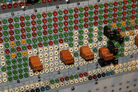 analog, calculator, tehnologie, setări, calcule, cadru, programare, cabluri, terminale, dop, echipament, amestecare, sunet, mixer electric, mixer de sunet, multi colorate, nici o persoana, Control, echipamente de înregistrare a sunetului, muzică, a închide, grup mare de obiecte, echipament audio, culoare portocalie, consecutiv, industrie, arta culturii și divertismentului, mâner, panou de control, în interior, studio, cadru complet, apasa butonul, 5K, CC0, domeniu public, fără drepturi de autor
