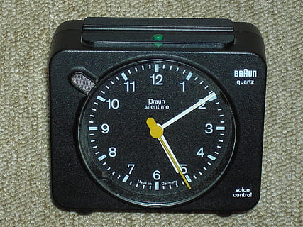 alarm saati, saat, zaman, uyandırmak, zamanı, zaman belirten, uyanmak, ayağa kalk, tuşlamak, Işaretçi, saat surat, numara, kapatmak, teknoloji, doğruluk, insansız, iletişim, siyah renk, içeriye, doğrudan yukarıda, Yelkovan, yüksek açılı görünüş, duvar inşa özelliği, zamanın aracı, gün, Kol saati, tek nesne, geometrik şekil, 2K, CC0, kamu malı, telif ücretsiz