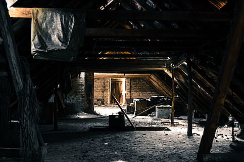 brun mur, loftsrum, Pise, gamle loft, flise, lys, mysterium, meningen det skulle være, arkitektur, bygget struktur, træ - materiale, ingen mennesker, bygning, indendørs, dag, hus, natur, gammel, forladt, sne, sollys, forældet, trappe, fravær, kold temperatur, tag, loft, tagbjælke, 4K, CC0, offentligt domæne, royaltyfrie