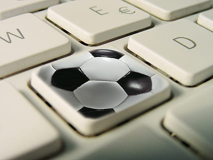 branco, botão do teclado, pele de bola de futebol, botão, toque, computador, teclado, entrada, hardware, cartas, bola, futebol, resultados, liga, bundesliga, placares esportivos, tecnologia, equipamentos de informática, peça de computador, conexão, teclado de computador, fechar-se, comunicação, tecnologia sem fio, ninguém, chave de computador, o negócio, Internet, finança, calculadora, visão de alto ângulo, dentro de casa, rede de computadores, botão de apertar, 2K, CC0, domínio público, royalty free