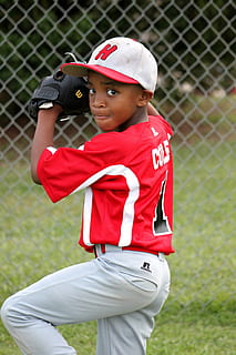 baseball-pelaaja-lapsi, yllään, punainen, valkoinen, jersey-paita, housujen asu, poika, pelaaja, baseball, syöttäjä, Urheilu, pallo, liiga, Uros, nuori, lapsi, aktiivinen, keskitetty, lapsuus, yksi henkilö, pojat, kolmen neljänneksen pituinen, pysyvä, baseball - urheilu, vapaa-ajan toiminta, urokset, vaatetus, baseball-yhtenäinen, miehet, urheilun yhtenäinen, oikeita ihmisiä, päivä, elämäntavat, verkkoaita, nuoren lapsen, 2K, CC0, public domain, rojaltivapaa