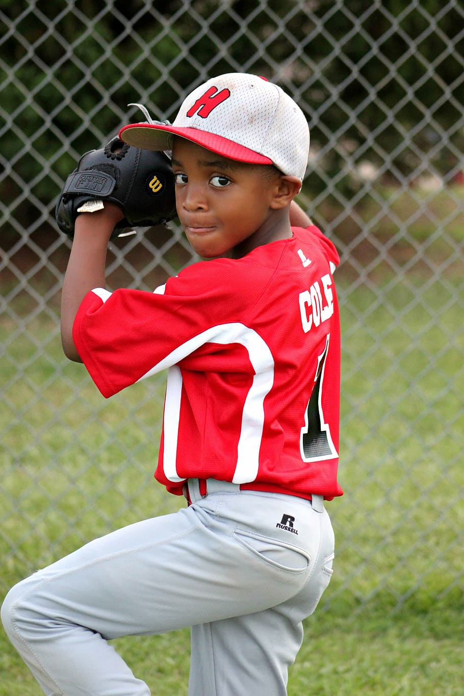 nen de jugador de beisbol, portar, vermell, blanc, samarreta de samarreta, vestit de pantalons, noi, jugador, beisbol, llançador, esport, pilota, Lliga, masculí, jove, nen, actiu, concentrat, infància, una persona, nois, tres quarts de longitud, de peu, beisbol - esport, activitat d'oci, mascles, roba, uniforme de beisbol, homes, uniforme esportiu, persones reals, dia, estils de vida, tanca d'enllaç de cadena, nen pre-adolescent, 2K